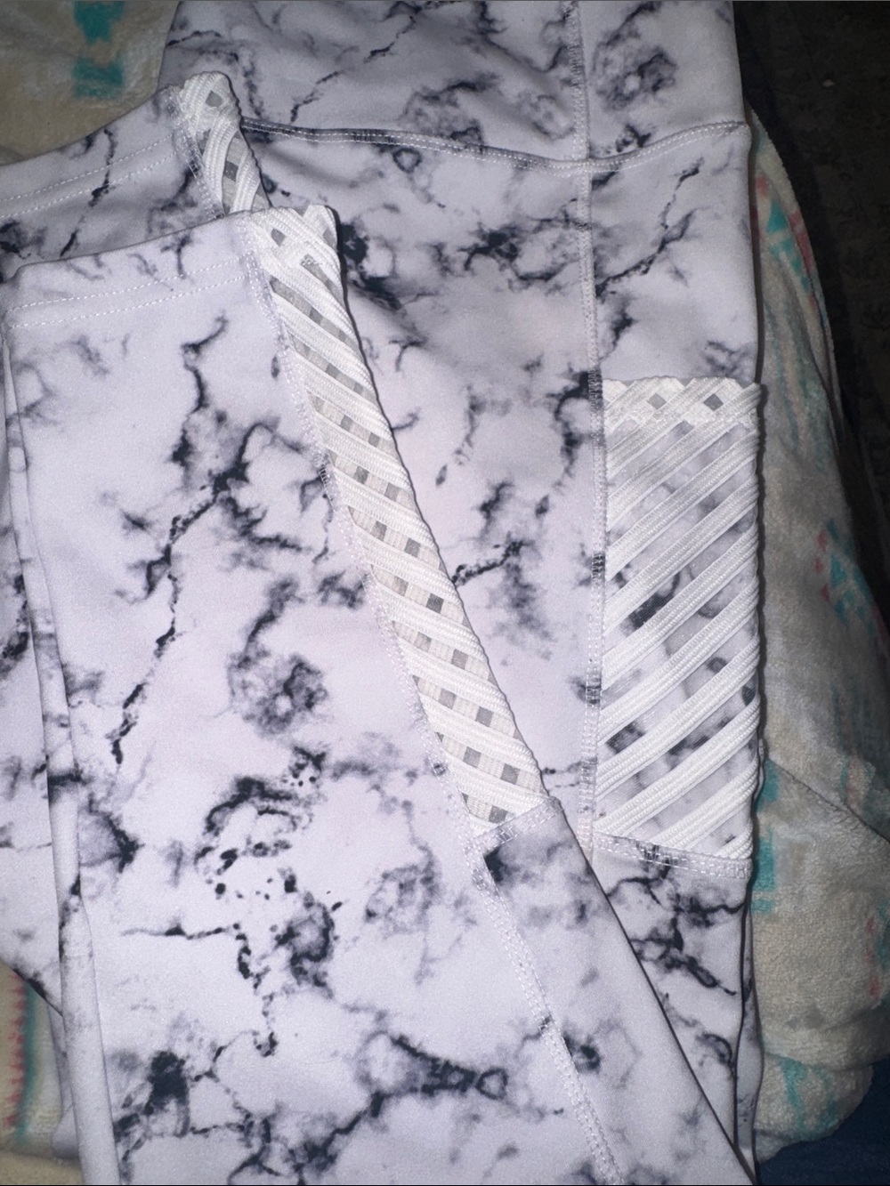 Marble-Print Women’s Leggings with Strappy Mesh Detail - White/Gray